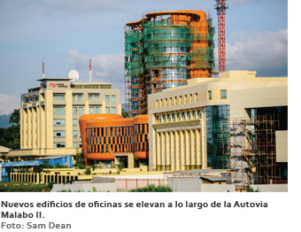 Nuevos edificios de oficinas se elevan a lo largo de la Autovia (Foto: Sam Dean)