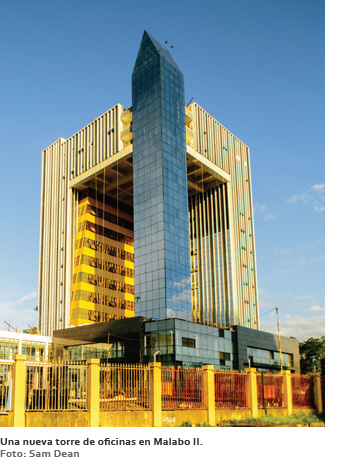 Una nueva torre de oficinas en Malabo II (Foto: Sam Dean)